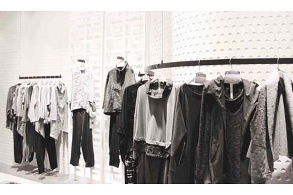 捷西非儿女装店铺展示