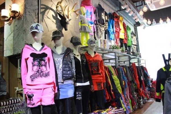 雅莉斯素嫦女装店铺展示