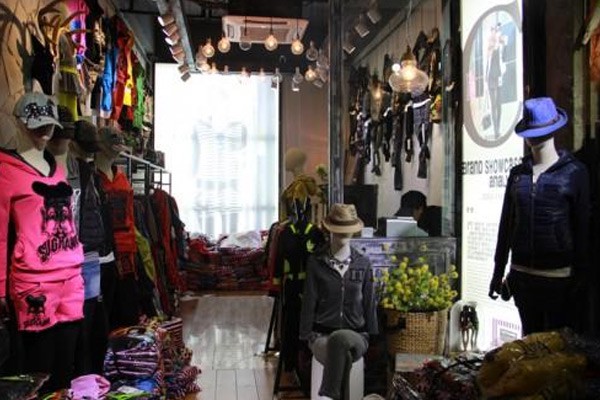 雅莉斯素嫦女装店铺展示