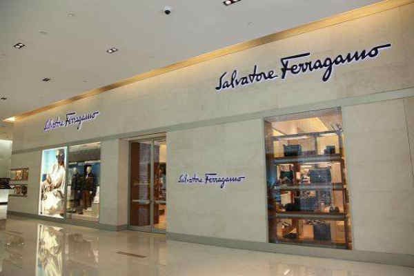 菲拉格慕休闲装店铺展示