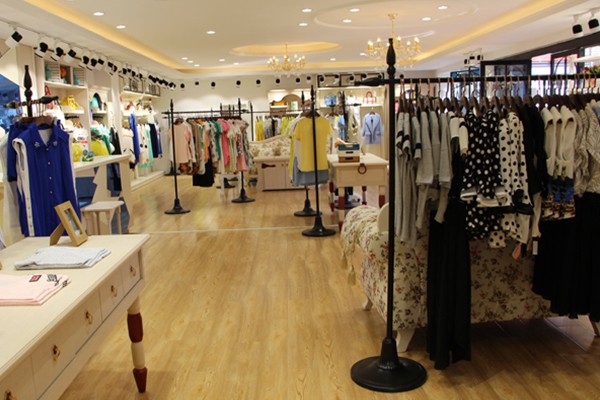 着秀女装店铺形象