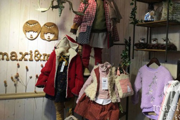 曼丝童装店铺展示
