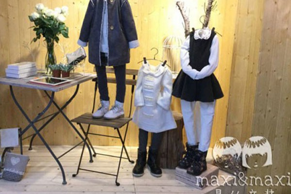 曼丝童装店铺展示
