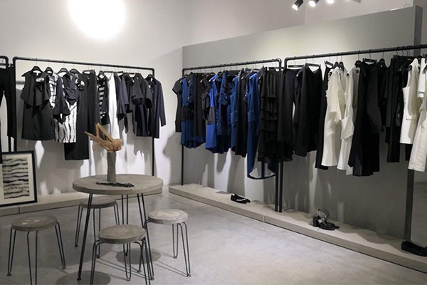 鲁遇女装店铺展示