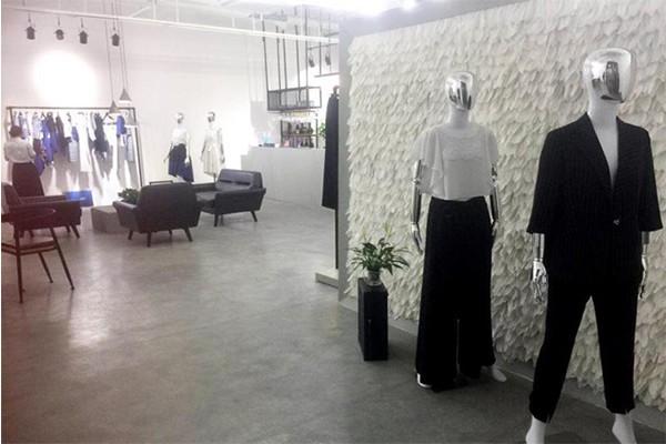 鲁遇女装店铺展示