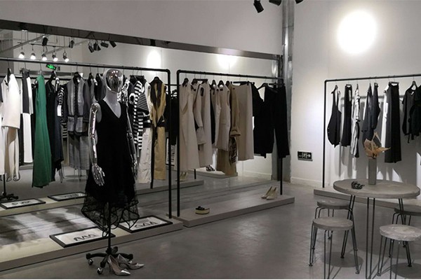 鲁遇女装店铺展示