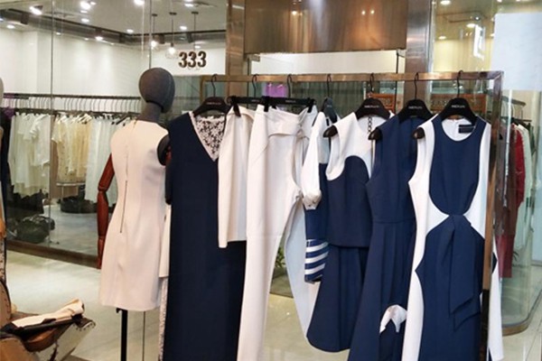 鲁遇女装店铺展示