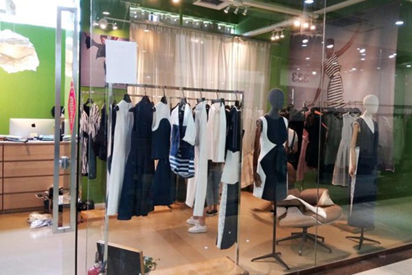 鲁遇女装店铺展示