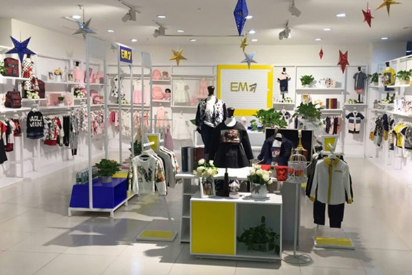 EM7童装店铺展示
