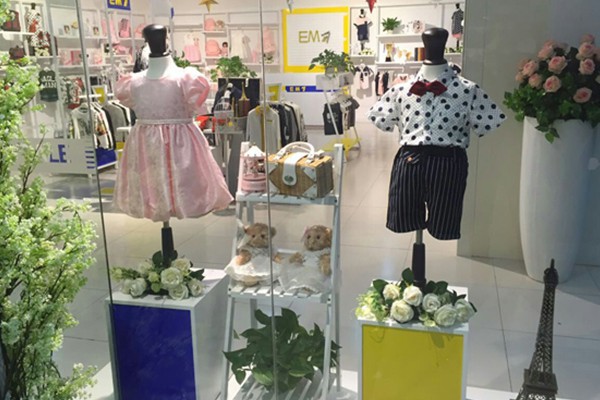 EM7童装店铺展示