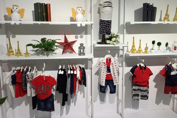 EM7童装店铺展示