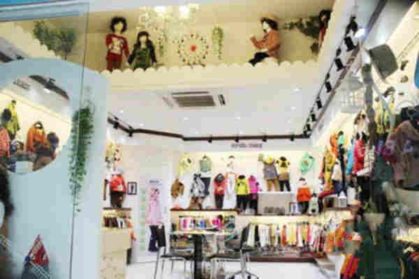 班尼小豚童装店铺展示