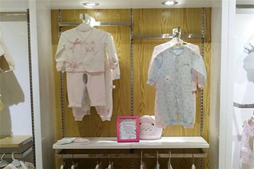 金色童年童装店铺展示