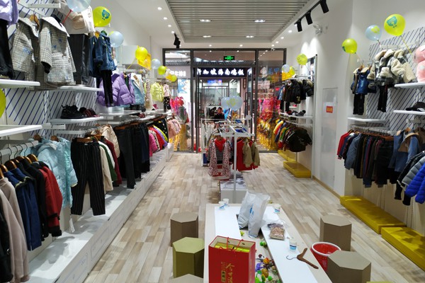 班米熊童装店铺形象