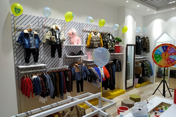 班米熊童装店铺形象