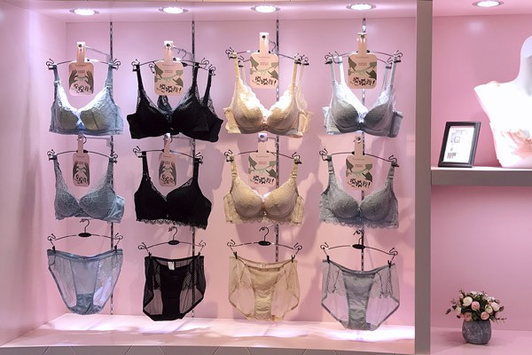 曲美内衣店铺形象