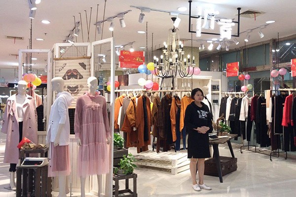序言女装店铺展示