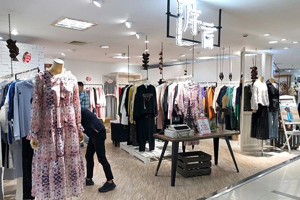 序言女装店铺展示