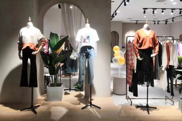 艾凸苏希Aitoo.Suxi女装店铺展示