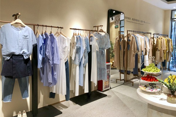 艾凸苏希Aitoo.Suxi女装店铺展示