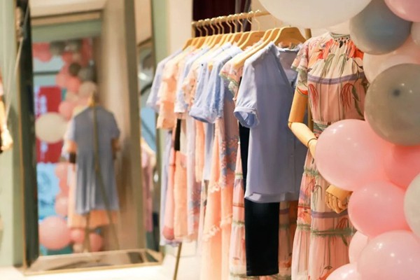 米岫女装店铺展示