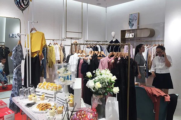 拍普儿女装店铺展示