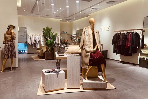 褆纳女装店铺展示