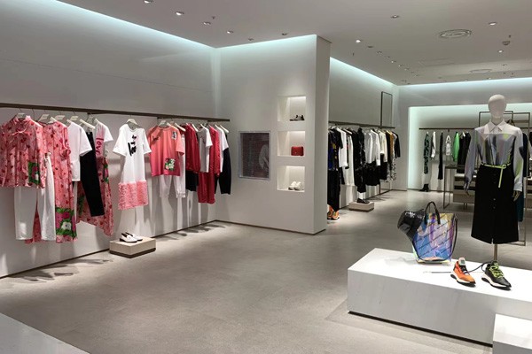 钰一女装店铺展示