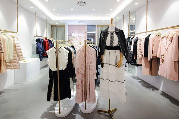 粉红玛琍女装店铺展示