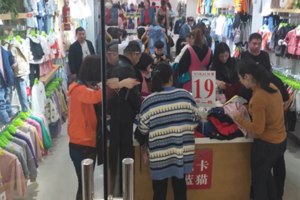 优卡蓝猫童装店铺展示