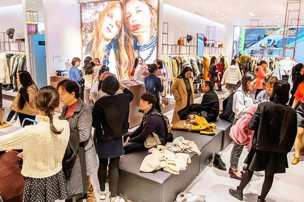 爱客女装店铺展示