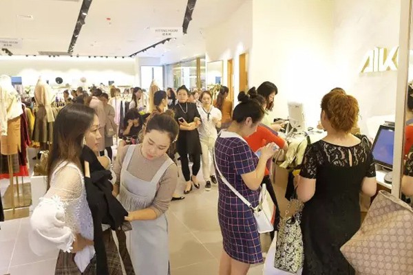 爱客女装店铺展示