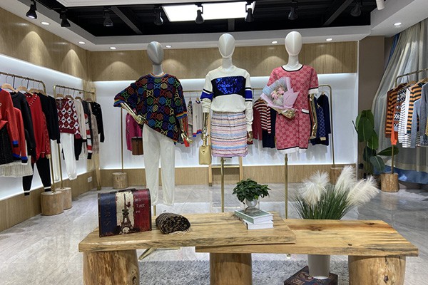 依兰慕语女装店铺展示