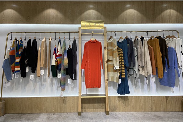 依兰慕语女装店铺展示