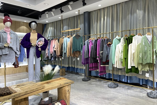 依兰慕语女装店铺展示