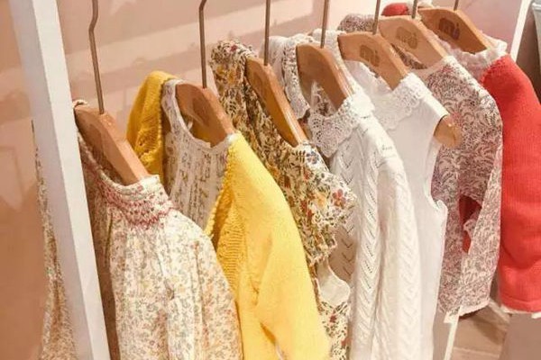 小而美童装店铺展示