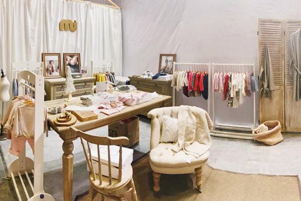 小而美童装店铺展示