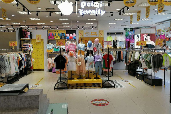 PEIQIFAMILY童装店铺展示