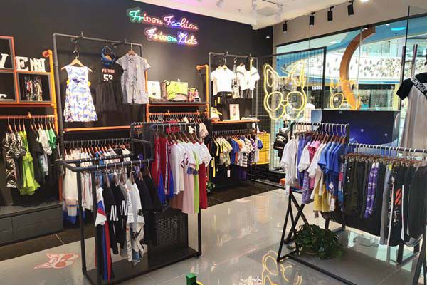 斐杋潮童童装店铺展示