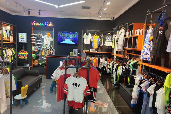 斐杋潮童童装店铺展示