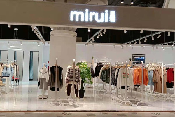 觅瑞女装店铺展示
