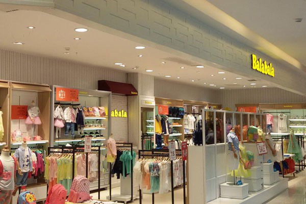 巴拉巴拉童装店铺展示