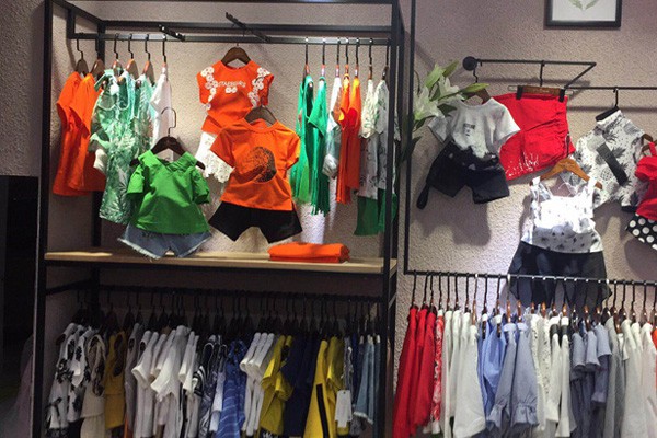 态熊童装店铺展示