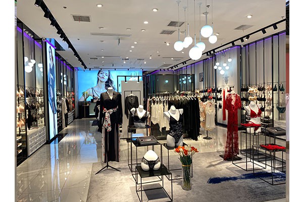 女人花帜内衣店铺展示