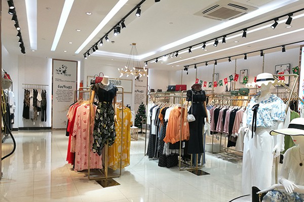 臻色调女装店铺形象