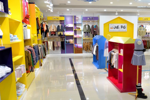 小猪乔至童装店铺形象