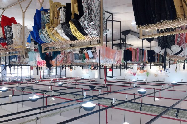 童童抢童装店铺展示