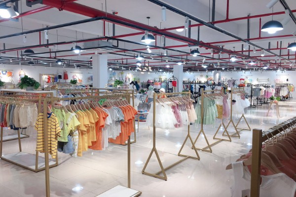 童童抢童装店铺展示