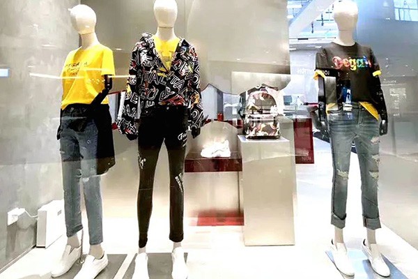 迪嘉雅休闲装店铺展示