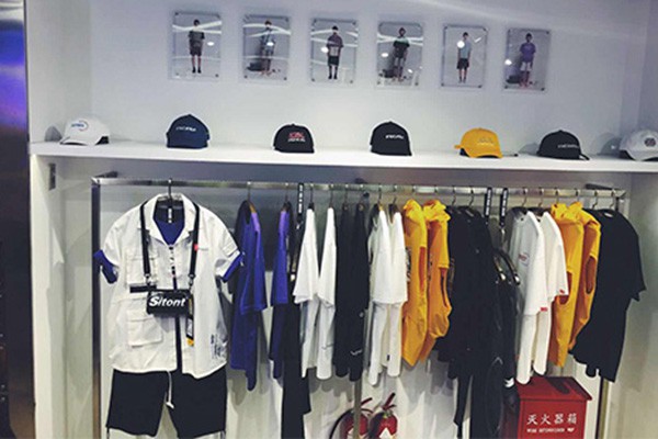 XXXTRENTA休闲装店铺形象